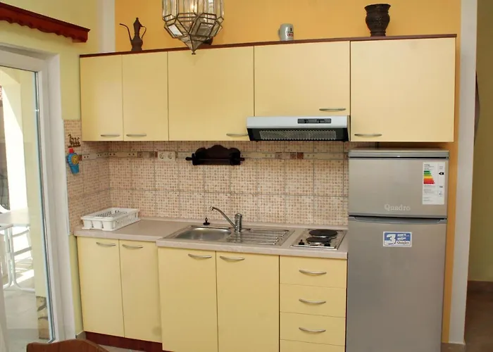 And By The Sea - 3097 Konukevi